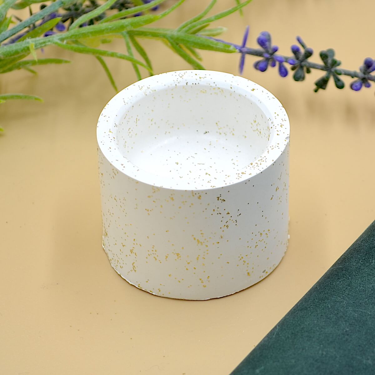sfesnic lumanare suport ceramica alb